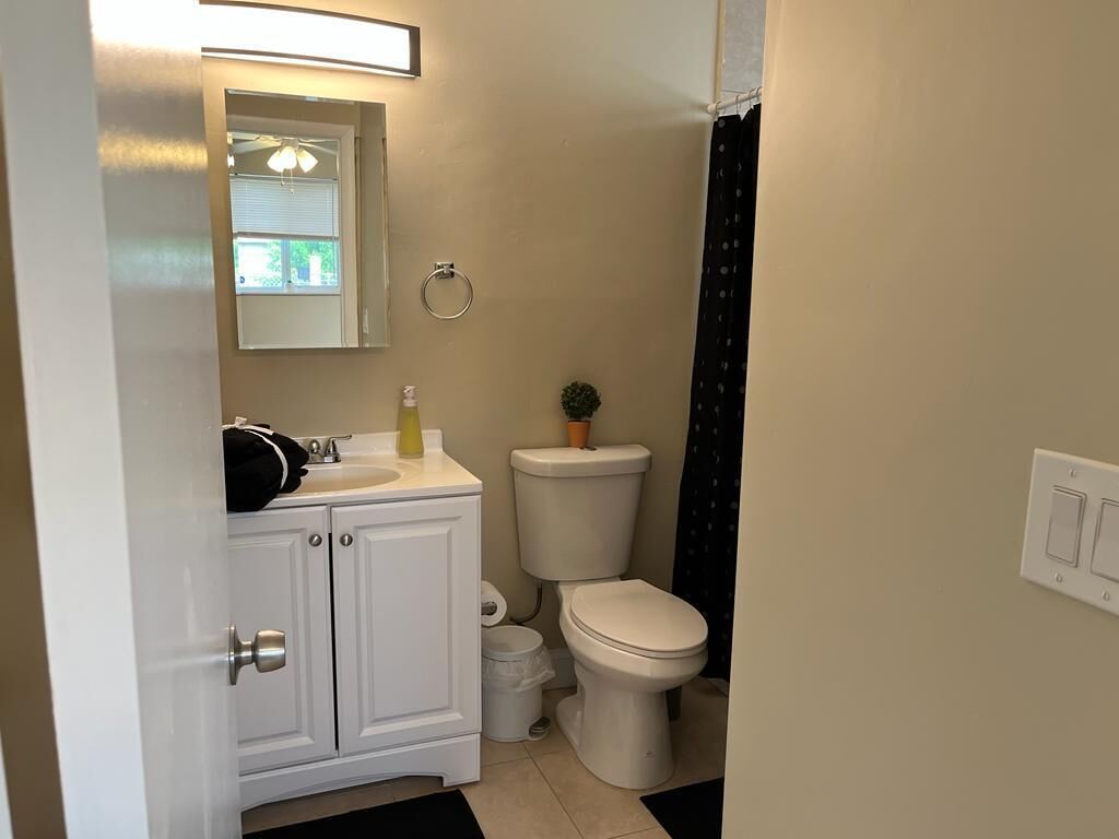 Ensemble douche/baignoire, serviettes fournies, savon, papier toilette