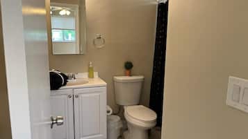 Ensemble douche/baignoire, serviettes fournies, savon, papier toilette