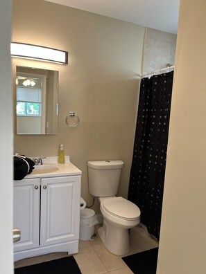 Combined shower/tub, towels, soap, toilet paper