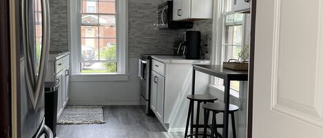 Refrigerador, microondas, parrilla de estufa y cafetera y tetera