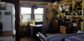 1 bedroom, desk, free WiFi, bed sheets - Cozy Beach-Front Cottage ON the Sand (North Truro)