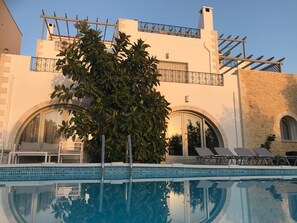 حمام سباحة