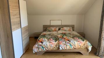 2 Schlafzimmer, Reisekinderbett, kostenloses WLAN, Bettwäsche
