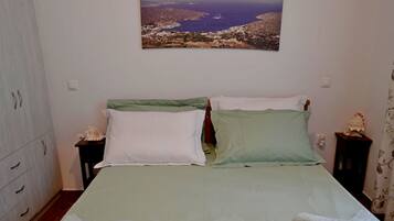 1 bedroom, desk, iron/ironing board, WiFi