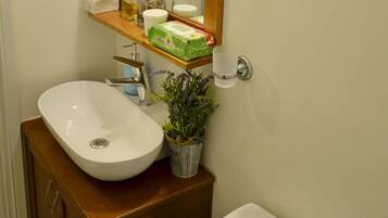 Chuveiro/banheira combinados, secador de cabelo, toalhas de banho