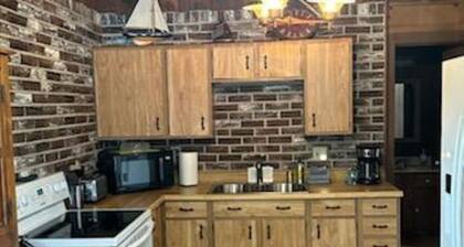 Lakefront Cottage with Amazing Views and Privacy!