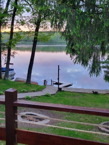 Lakefront Cottage with Amazing Views and Privacy!
