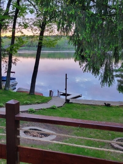Lakefront Cottage with Amazing Views and Privacy!