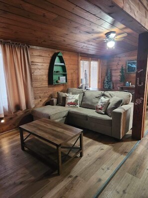 Smart TV, fireplace, books - Lakefront Cottage with Amazing Views and Privacy! (Oxford)