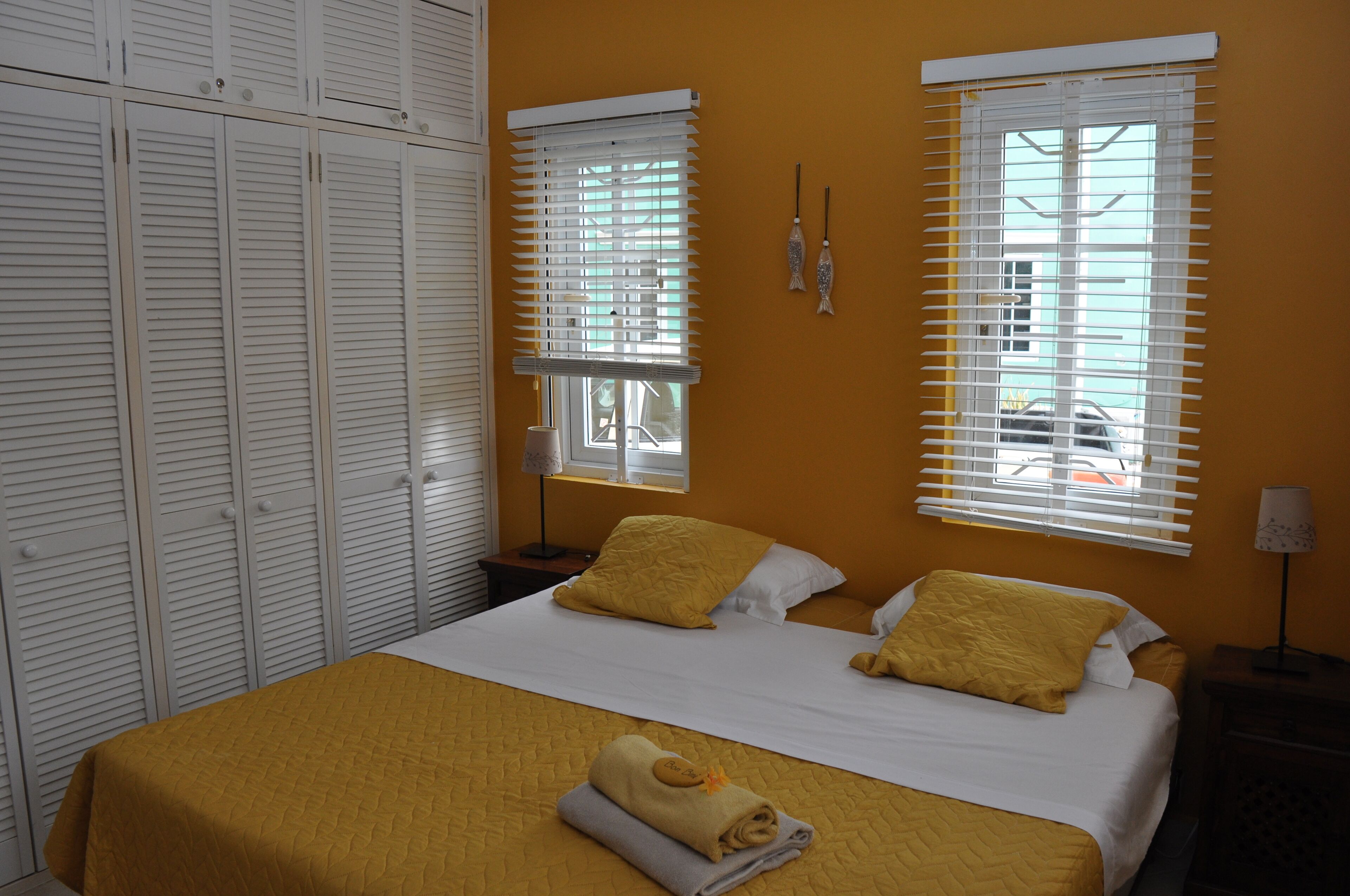 2 bedrooms, in-room safe, iron/ironing board, free WiFi