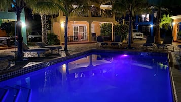 Una piscina al aire libre