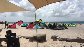 Una playa cerca, sillas reclinables de playa, toallas de playa