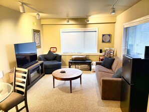 Smart TV, fireplace, books, video library - A quiet, private suite overlooking a quaint lake (Victoria)