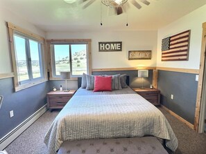 4 室のベッドルーム、デスク、アイロン / アイロン台、旅行用ベビーベッド