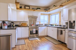 冷蔵庫、電子レンジ、オーブン、コンロ