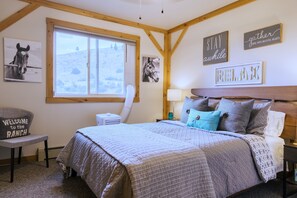 4 bedrooms, desk, iron/ironing board, travel crib - Big Sky Escape: Spacious Home on Working Ranch (Reed Point)