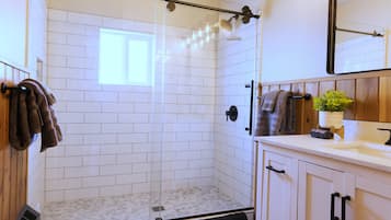 Een douche, handdoeken, zeep, shampoo