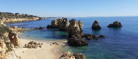 Una spiaggia nelle vicinanze