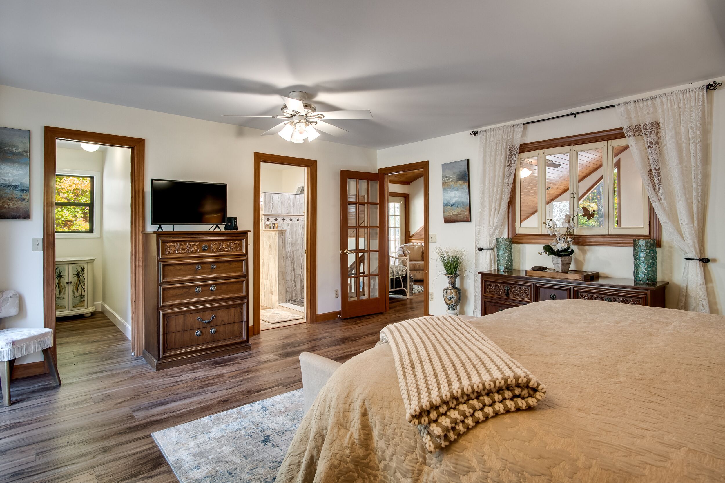 5 bedrooms, free WiFi, bed sheets