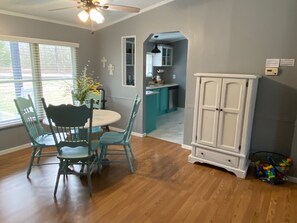 Dining - STAY ON BEAUTIFUL MOWBRAY MOUNTAIN- HIKING, KAYAKING, GOLF, ROCK CLIMBING (Soddy-Daisy)