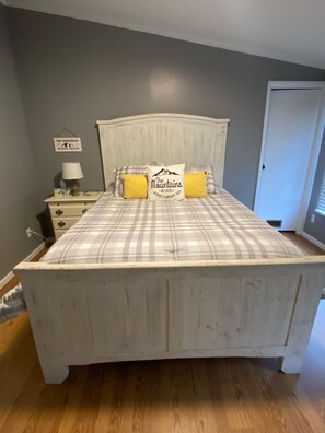3 bedrooms, desk, iron/ironing board, travel crib - STAY ON BEAUTIFUL MOWBRAY MOUNTAIN- HIKING, KAYAKING, GOLF, ROCK CLIMBING (Soddy-Daisy)