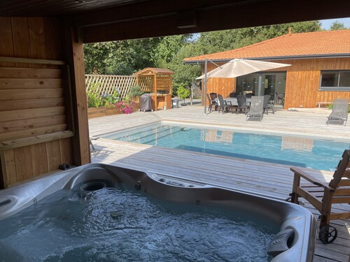 Chalet tout confort avec piscine chauffée