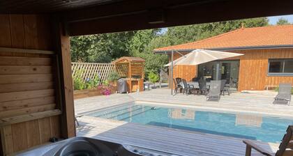 Chalet tout confort avec piscine chauffée