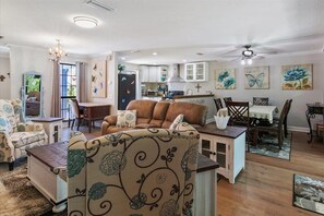 Smart-TV, peis, DVD-spiller og bøker