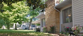 Relaxing cottage w/firepit, grill, private deck & cable blocks from white river