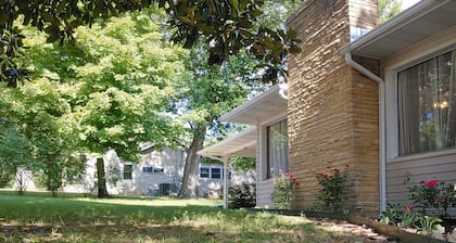 Relaxing cottage w/firepit, grill, private deck & cable blocks from white river