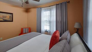 3 Schlafzimmer, Schreibtisch, Bügeleisen/Bügelbrett, Reisekinderbett