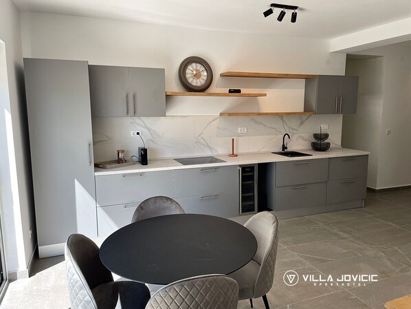 Een koelkast, een kookplaat, een koffiezetapparaat/waterkoker