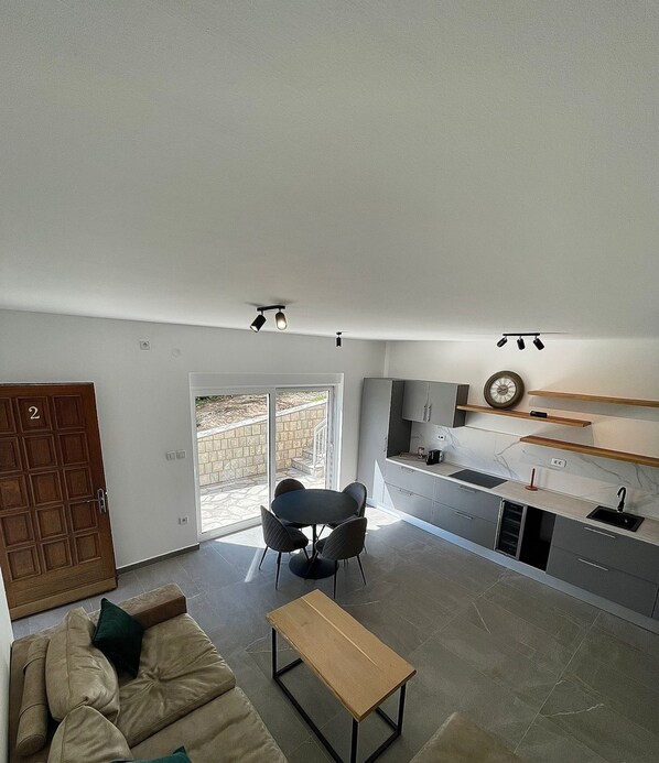 Smart TV, ping pong, books, stereo