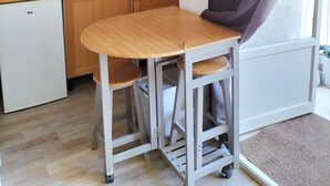 Kaffetrakter/tekoker, kjøleskap, mikrobølgeovn og kokeplater