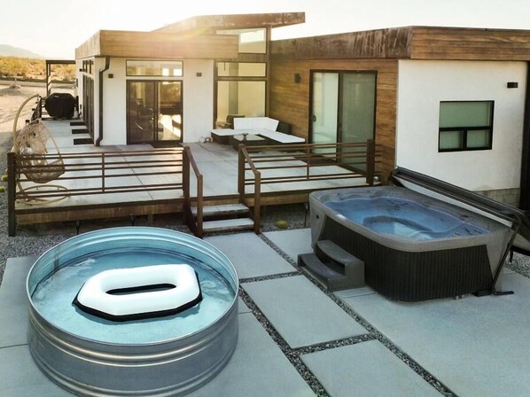A modern outdoor living area with a hot tub, a covered seating area, and a pool. - Panoramic Heaven - Luxury Property Pool & Spa (Joshua Tree)
