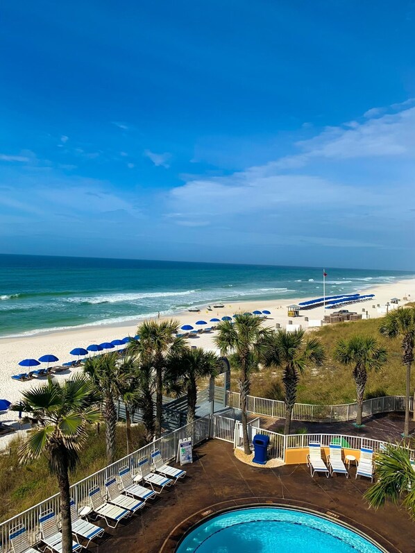Plage, chaises longues