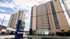 A high-rise building with a prominent sign for Splash. - Low Floor, beautiful ocean views, seasonal beach chair service. No elevator wait (Panama City Beach)