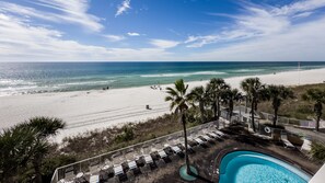 På stranden og solsenger