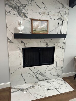 Interior - High-end Creek Retreat (Richardson)