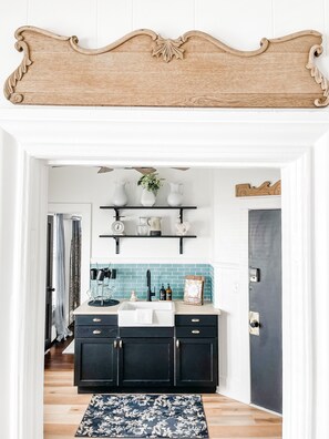 Four, plaque de cuisson, cafetière/bouilloire, bouilloire électrique