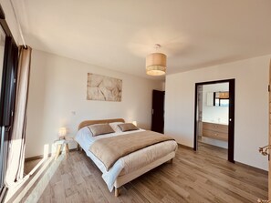 3 habitaciones, tabla de planchar con plancha y cuna de viaje 