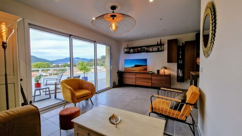 New top floor apartment with large terraces and breathtaking mountain views