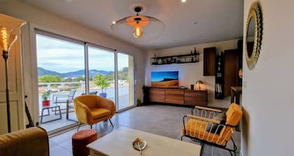 New top floor apartment with large terraces and breathtaking mountain views