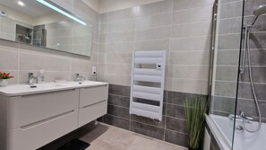 Tina, amenidades de baño gratuitas, secadora de cabello, toallas 