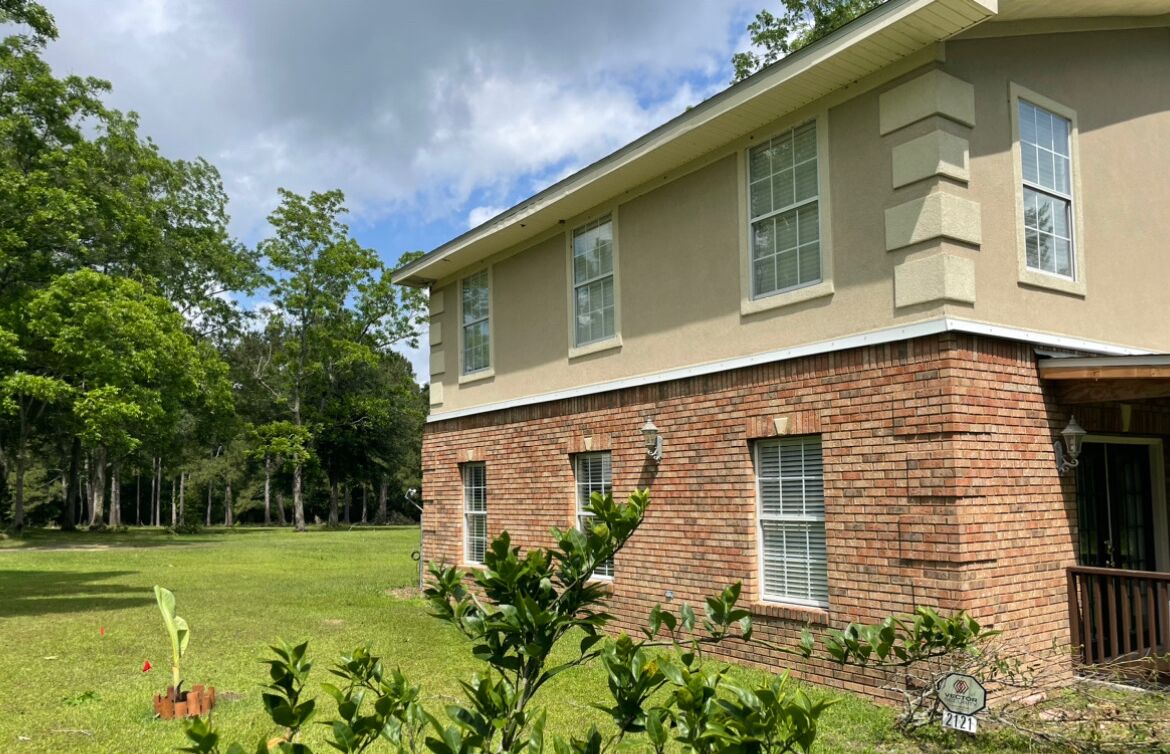 Private Gated Cottage •1,700 sqft •hot tub, garden, oak and fruit trees.