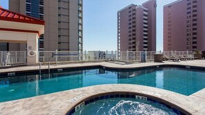 Una piscina al aire libre, una piscina climatizada