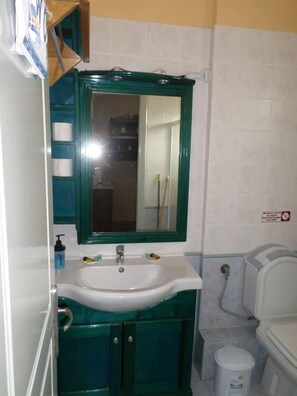 Apartment | Badezimmer | Dusche, Haartrockner, Handtücher, Toilettenpapier