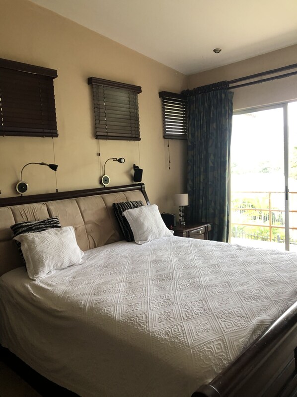 4 bedrooms, WiFi - Spacious pet friendly house in the best location (San Rafael)