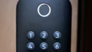 Um close-up de um teclado numérico em um dispositivo, provavelmente um teclado de segurança.