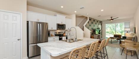 Réfrigérateur, micro-ondes, four, plaque de cuisson